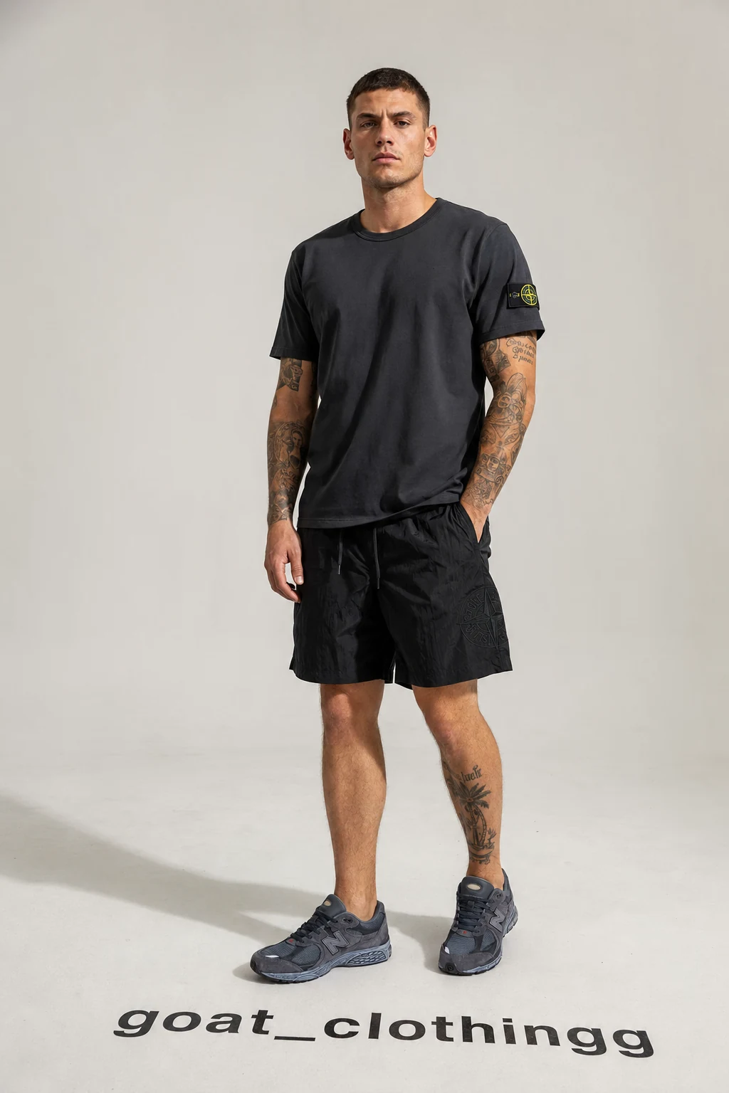 GOAT Clothing модел с черна тениска, шорти и маратонки
